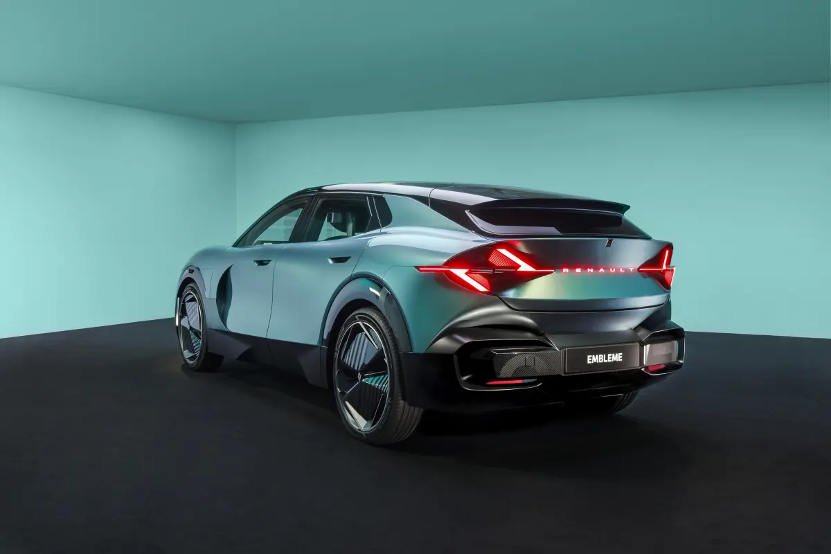 Heckansicht des Renault Emblème mit markanten LED-Rückleuchten und ausgefeilter Aerodynamik-Karosserie im Studio.