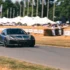 Der dunkelgraue Prototyp der elektrischen Alpine A110 Future absolviert die historische Bergrennstrecke (Hill Climb) beim Festival of Speed in Goodwood vor weissen Zelten.