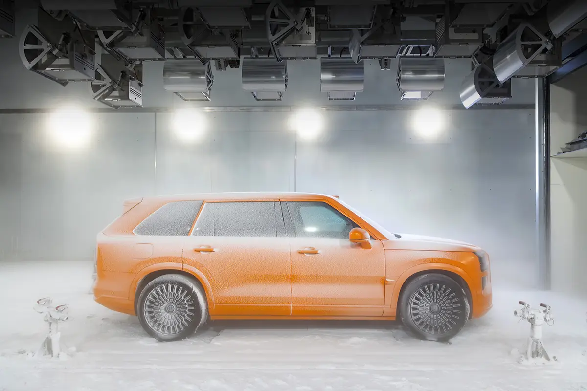 Ein oranges SUV im Klimateststand von Geely bei extremen Umwelt- und Temperaturprüfungen.