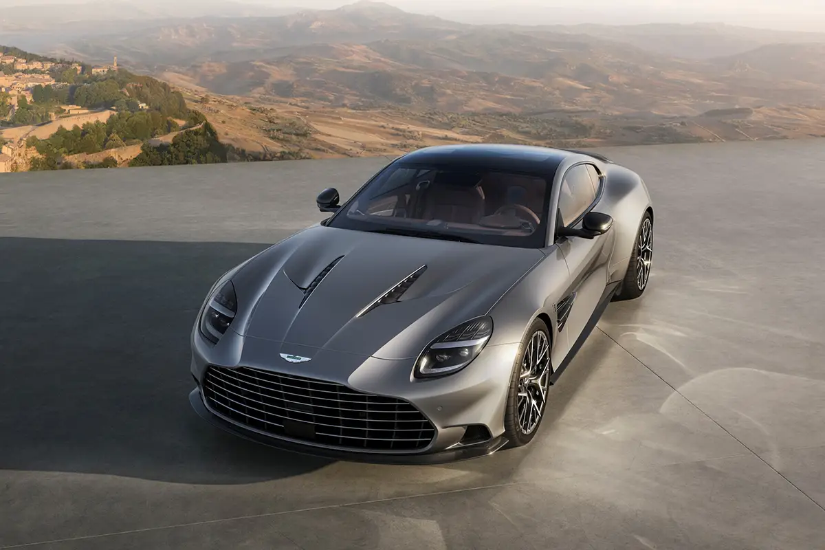 Frontalansicht des Aston Martin Vanquish 25 Coupés in der Sonderlackierung Q Skye Silver auf einer Bergstrasse.