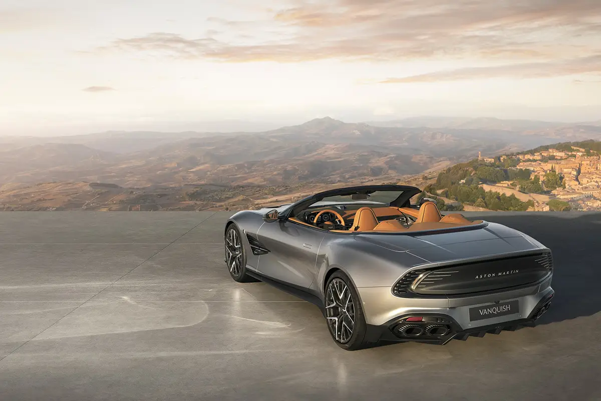Heck-Dreiviertelansicht des silbernen Aston Martin Vanquish 25 Volante mit Blick auf die elegant ausgeformte Heckpartie.