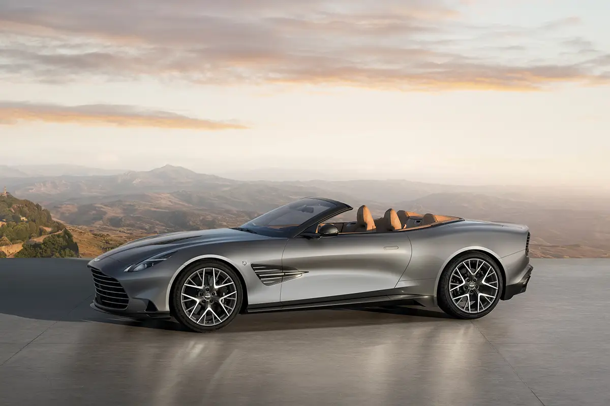 Seitenprofil des offenen Aston Martin Vanquish 25 Volante mit braunem Lederinterieur und exklusiven 21-Zoll-Schmiederädern.
