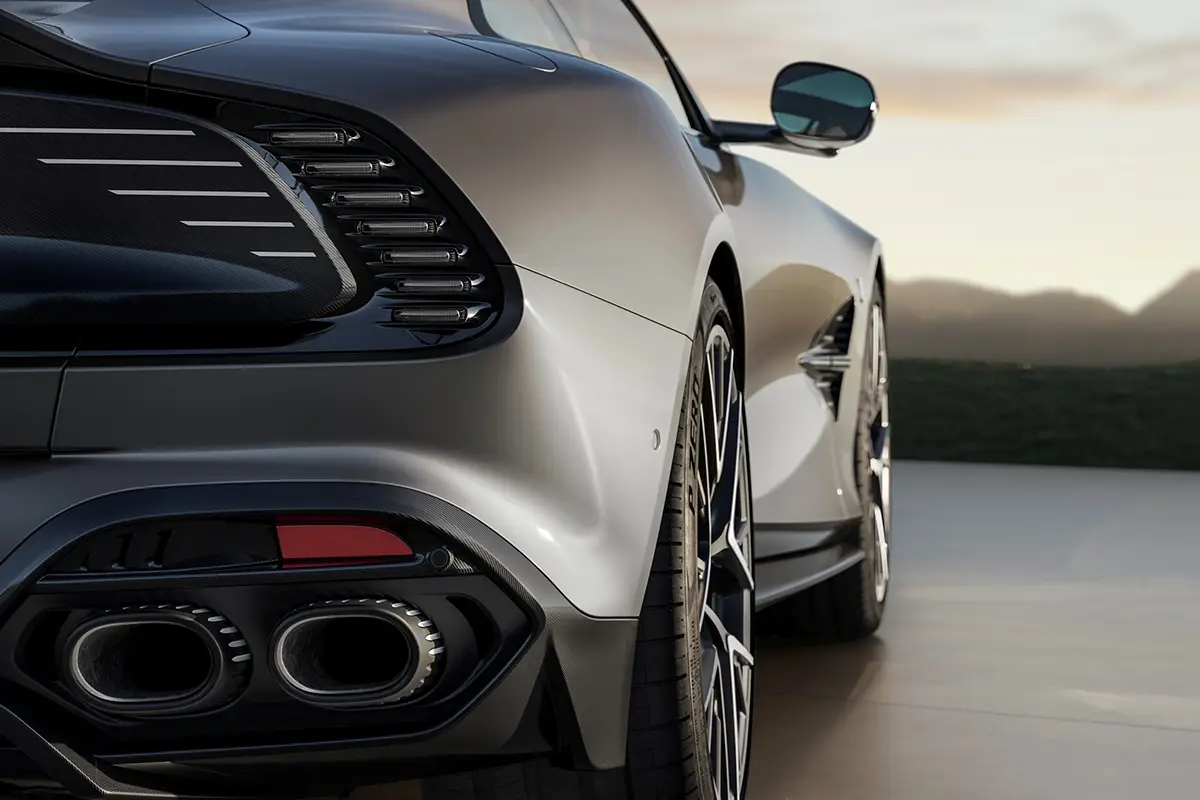 Nahaufnahme der Q-Commission-Auspuffendrohre und der Carbon-Heckstruktur des Aston Martin Vanquish 25.