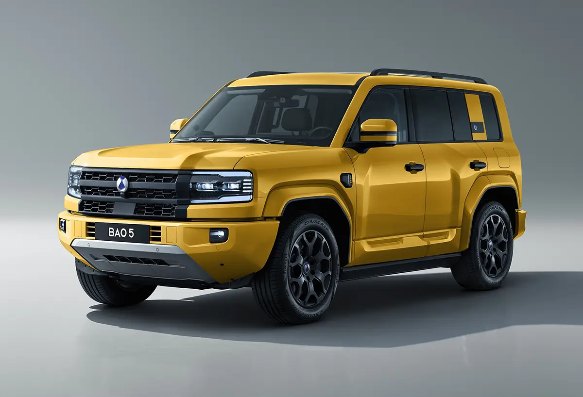 Studioaufnahme des neuen, kantigen Offroad-SUVs Denza Bao 5 in einer auffälligen, gold-gelben Metallic-Lackierung.