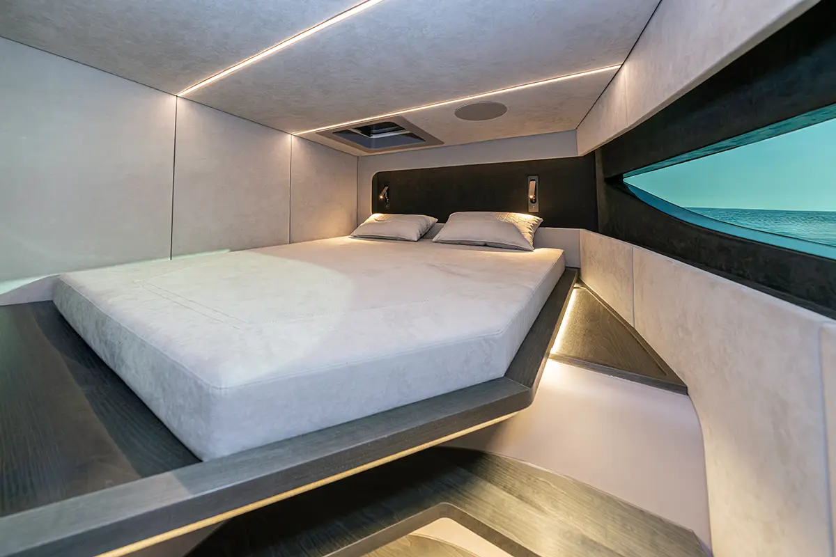 Geräumige Master-Kabine der BRABUS ULTIMA 55 mit grossem Doppelbett, indirekter LED-Beleuchtung und Panorama-Rumpffenster. Foto: Brabus