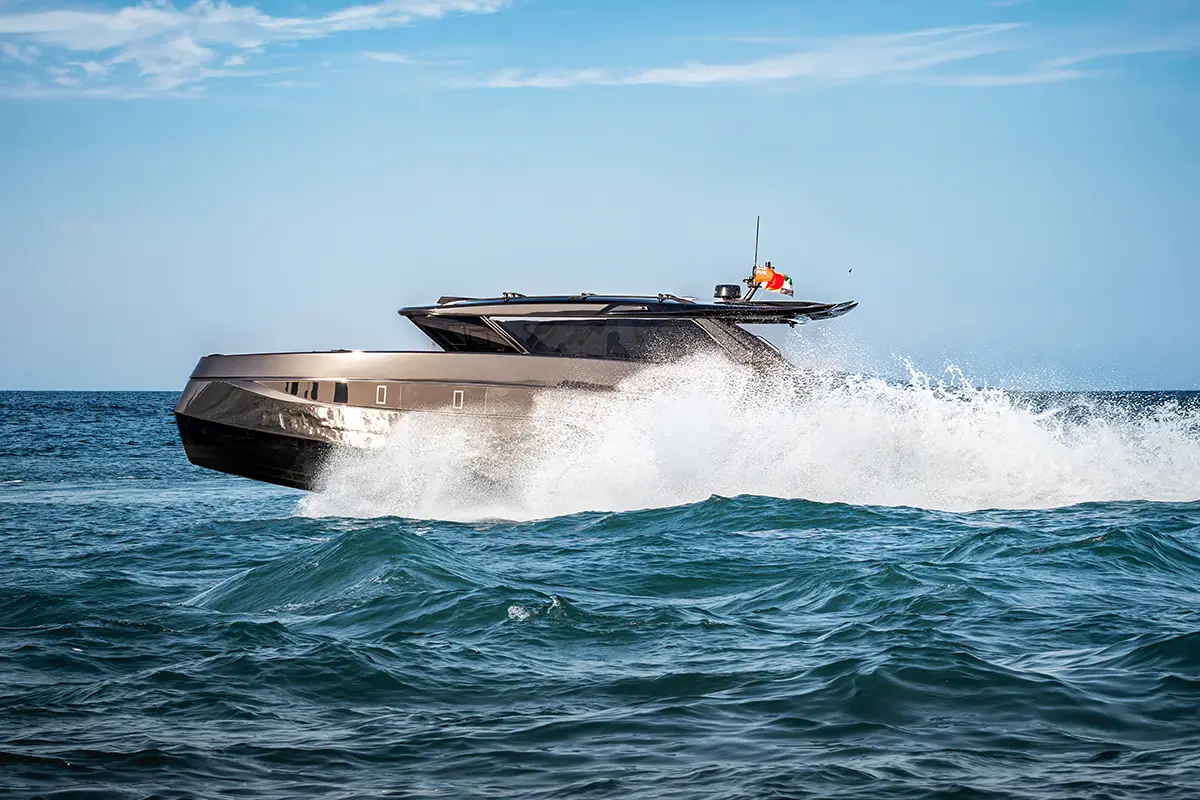 Seitenansicht des High-Performance-Katamarans BRABUS ULTIMA 55 bei rasanter Fahrt durch raue See mit hoher Gischtentwicklung. Foto: Brabus