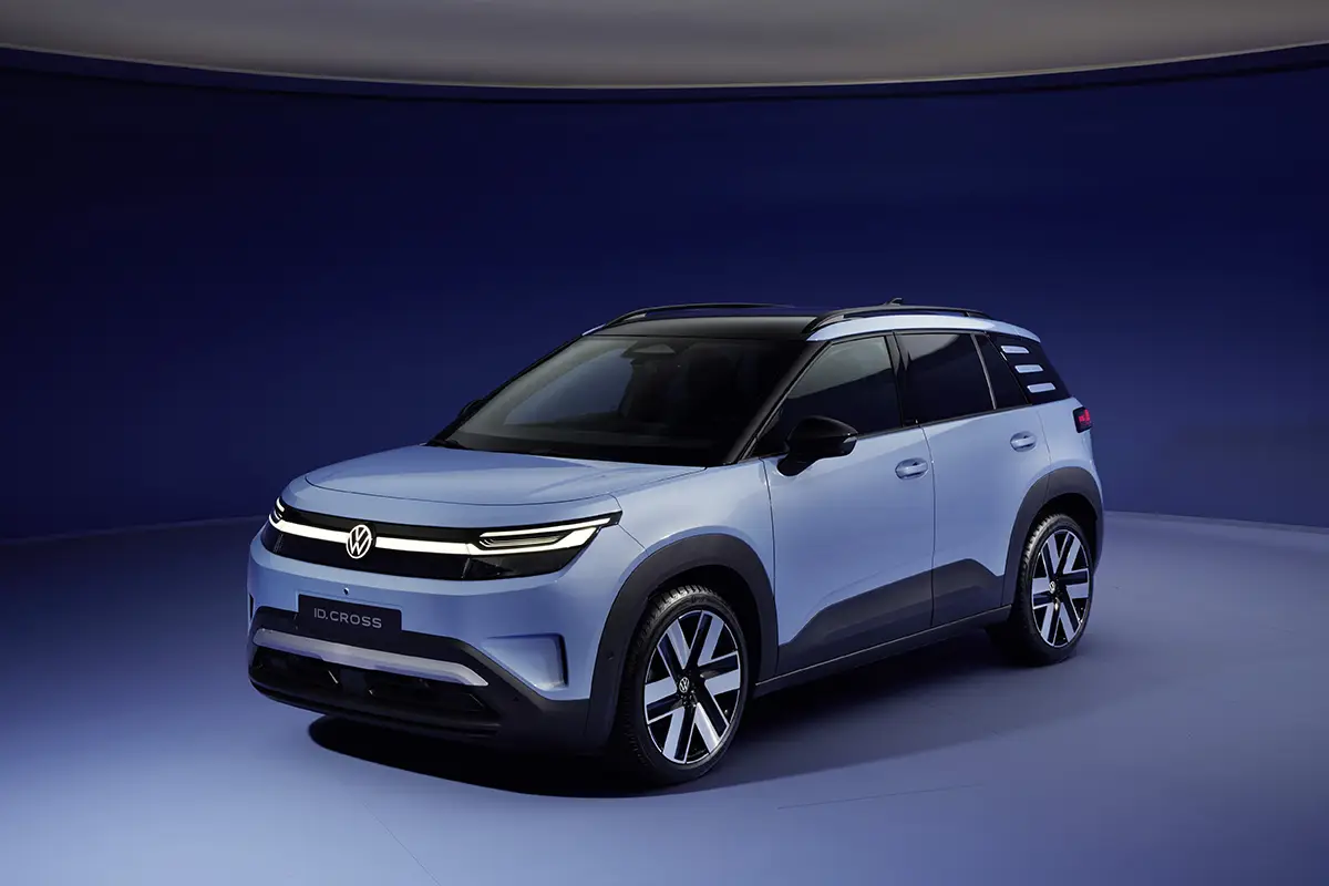 Der hellblaue VW ID.Cross Elektro-Crossover steht im Fotostudio vor einem dunklen Hintergrund.