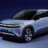 Schrägansicht von vorne auf das hellblaue Serienmodell des VW ID.Cross Elektro-Crossovers mit schmalen LED-Scheinwerfern und durchgehendem Leuchtenband im Fotostudio