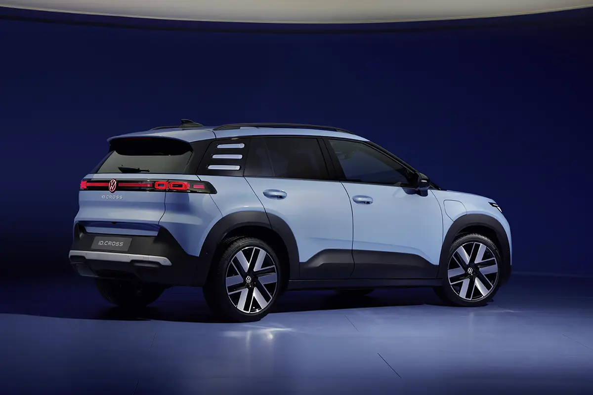 Die Heckansicht des VW ID.Cross mit dem durchgehenden LED-Leuchtenband und dem zentralen Volkswagen-Markenlogo