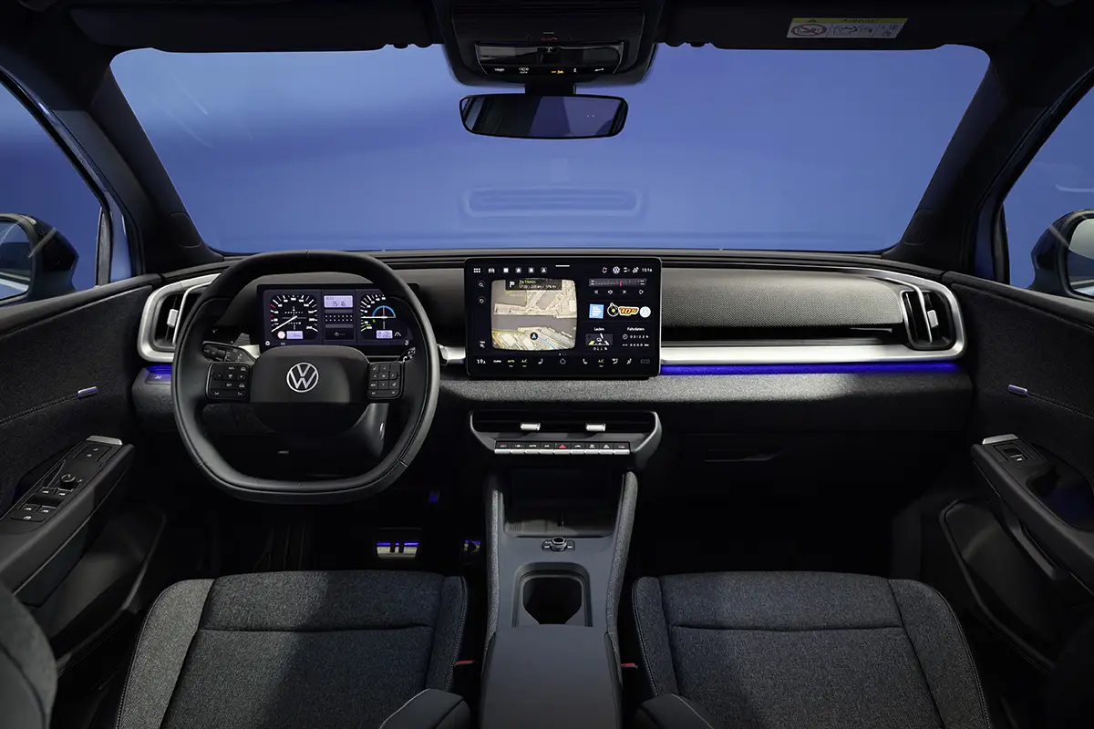 Symmetrische Frontalansicht des Cockpits im VW ID.Cross mit digitalem Tacho-Display, zentralem Touchscreen und physischen Tasten für Kernfunktionen.