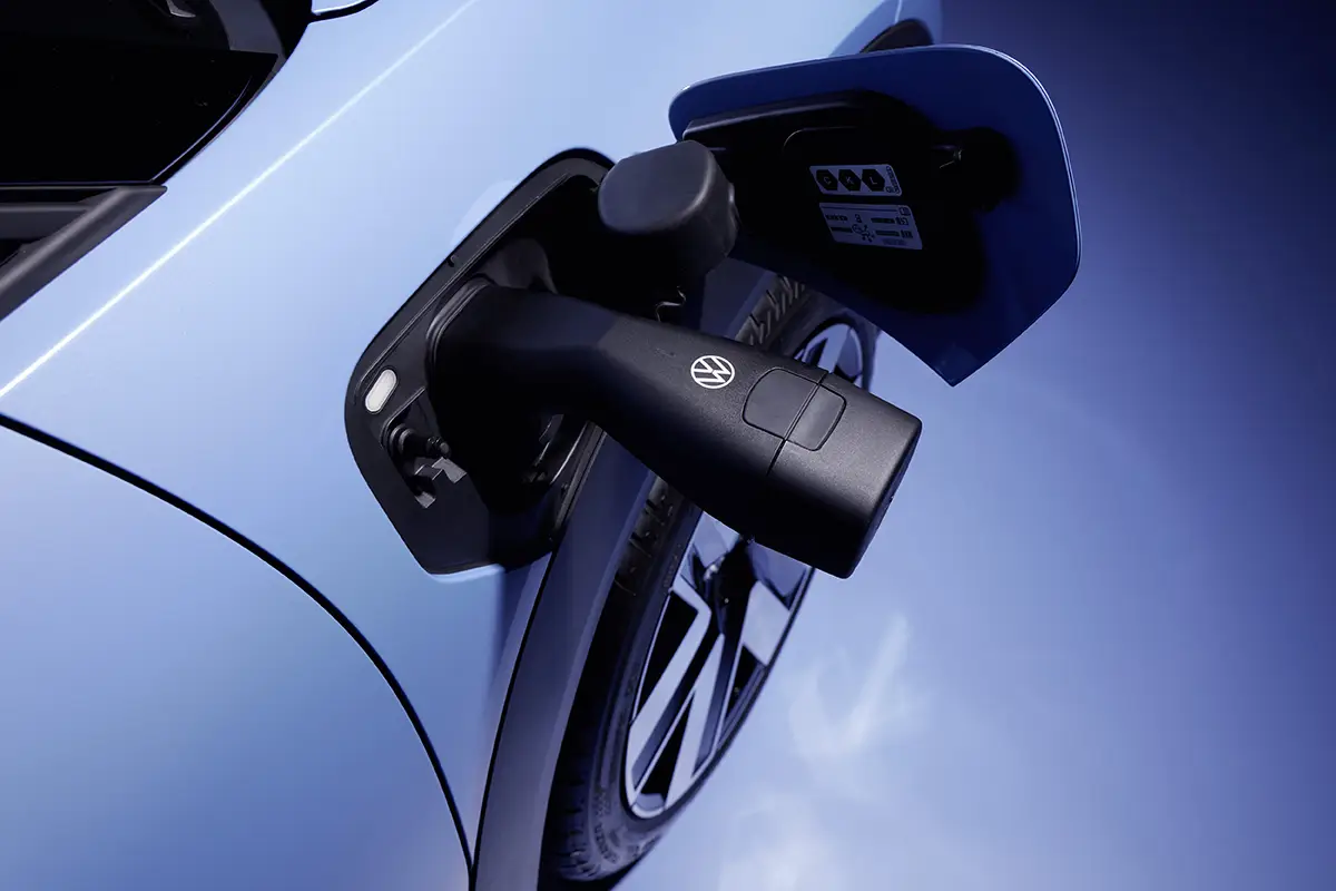 Nahaufnahme des geöffneten Ladeanschlusses am VW ID.Cross mit eingestecktem CCS-Gleichstrom-Ladekabel.