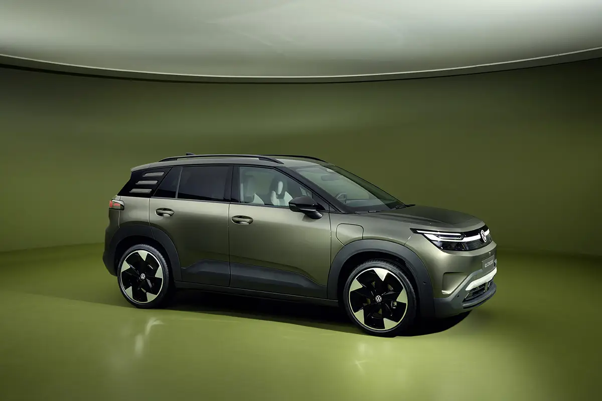Der kompakte Elektro-Crossover VW ID.Cross in einer alternativen, dunkelgrünen Metallic-Lackierung im Studio.