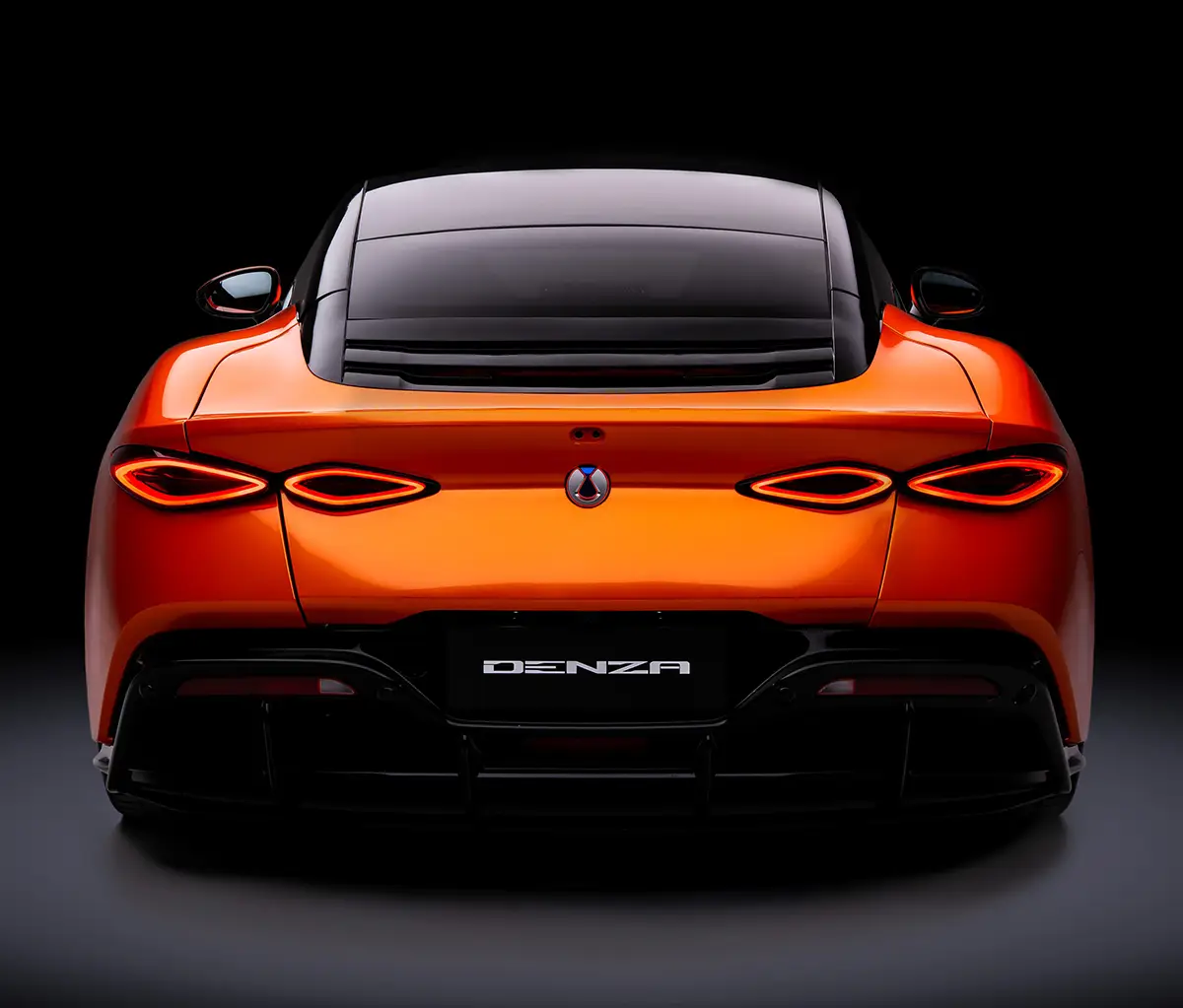 Heckansicht des orangefarbenen Denza Z Elektro-Coupés mit schmalen, futuristisch geschwungenen LED-Rückleuchten und dem Denza-Markenlogo.