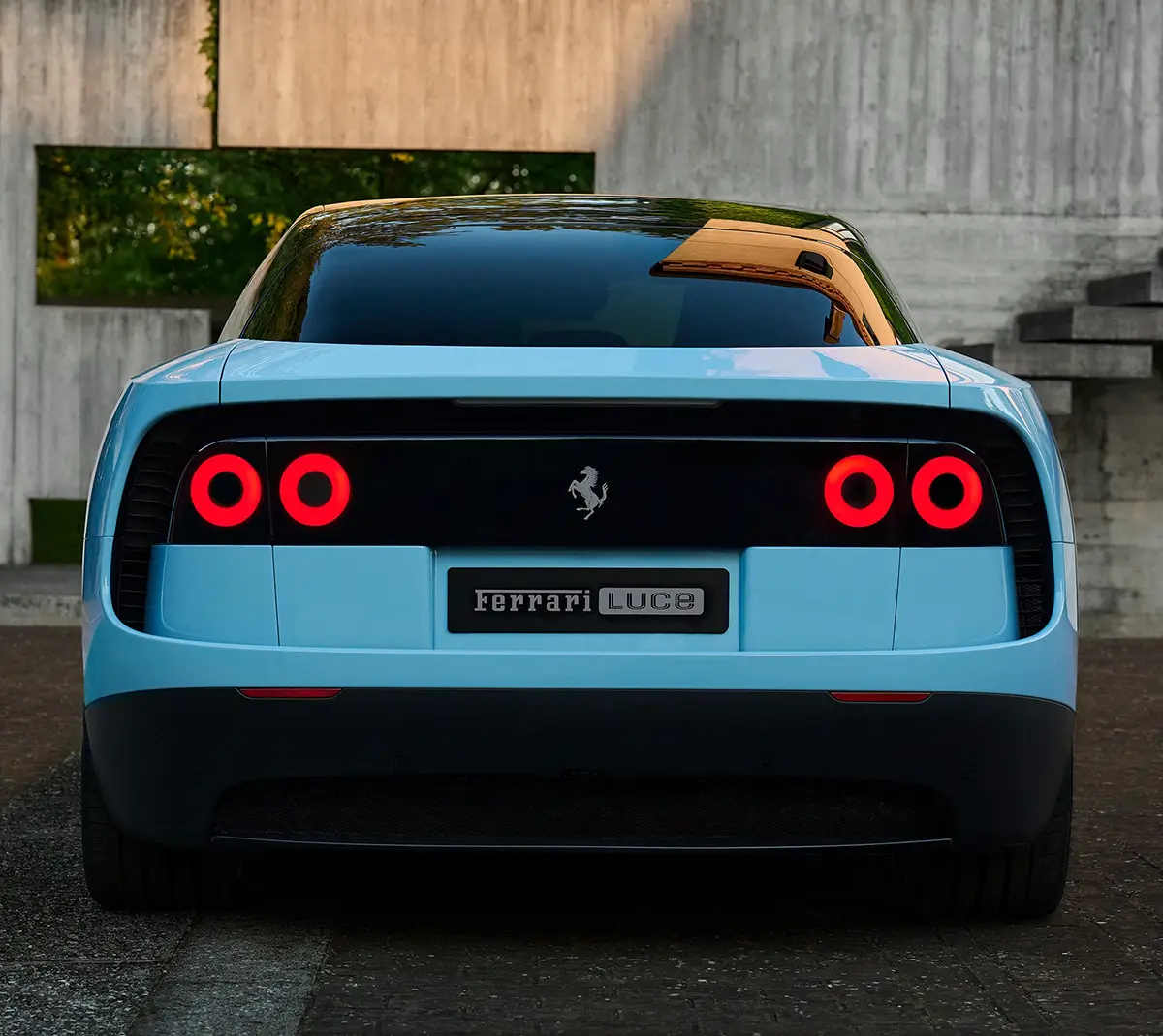 Heckseitenansicht des hellblauen Ferrari Luce auf einer Terrasse vor einem architektonisch modernen Gebäude.
