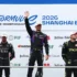 Der Formel-E-Rennfahrer Pascal Wehrlein im schwarzen Porsche-Rennanzug mit lila Helm und verspiegeltem Visier zeigt nach seinem Sieg beim Shanghai E-Prix 2026 triumphierend mit dem Zeigefinger die Nummer Eins.