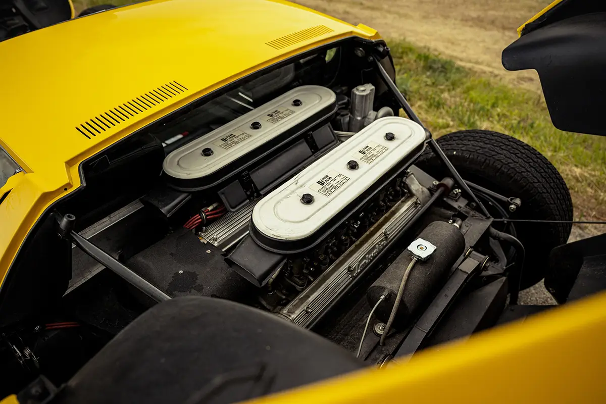 Nahaufnahme des quer eingebauten V12-Zwölfzylindermotors direkt im Heck hinter der Fahrerkabine des Lamborghini Miura.