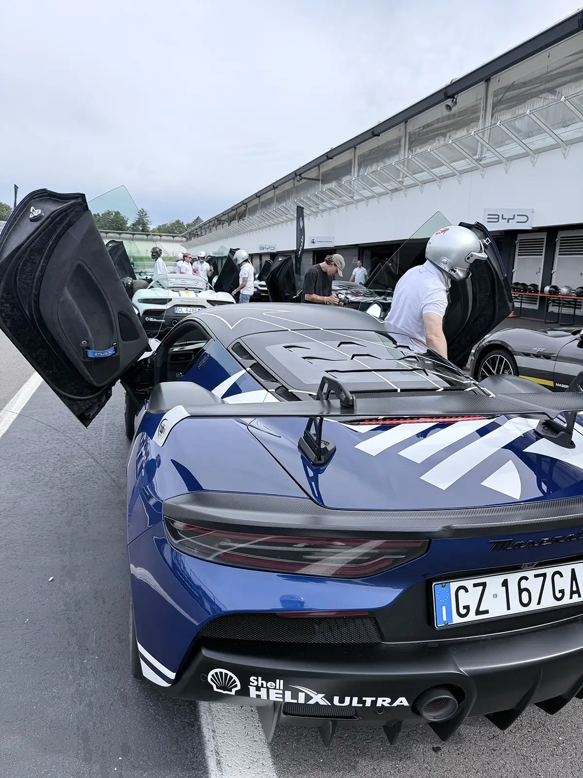 Die Heckansicht des dunkelblauen Maserati GT2 Stradale zeigt den Carbon-Diffusor, den Auspuff, das italienische Kennzeichen GZ 167GA und den Shell Helix Ultra Sponsor-Schriftzug.