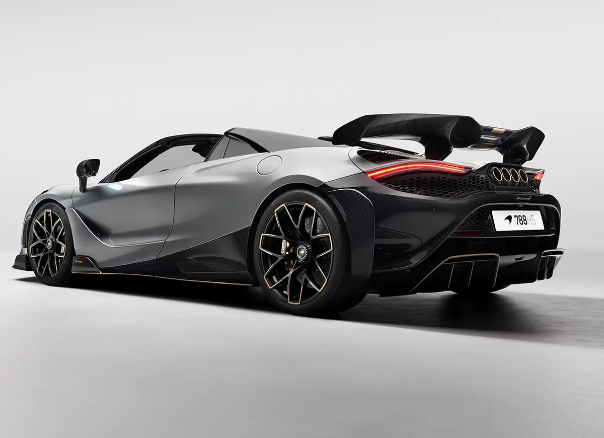 Tiefe Heckansicht des McLaren 788HS Spider im Fotostudio mit voll ausgefahrenem aktiven Heckflügel, den vier runden Titan-Auspuffendrohren und einem rennsportinspirierten Carbon-Diffusor mit feinen Goldlinien. Foto: McLaren