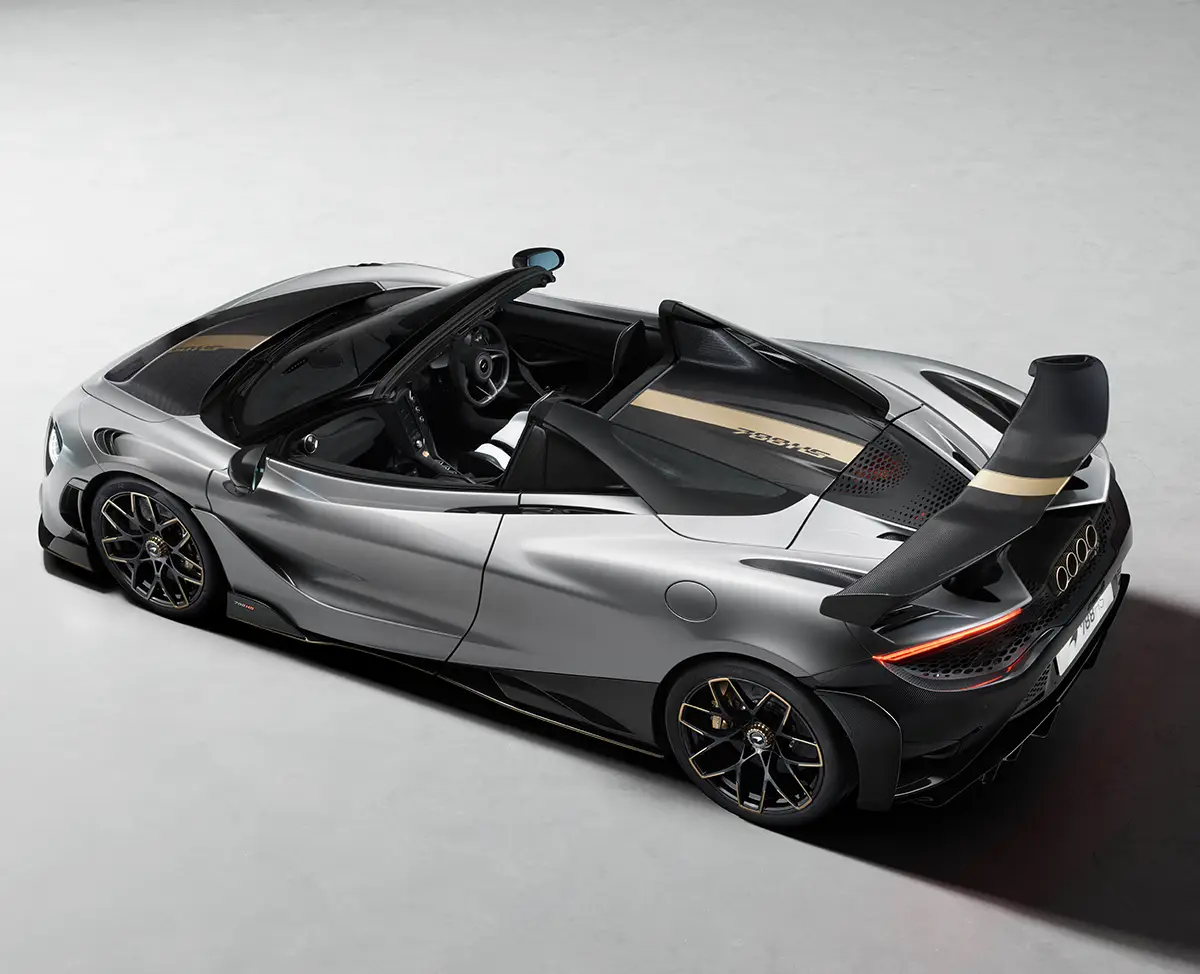 Draufsicht aus der Vogelperspektive auf den silbernen McLaren 788HS Spider im Studio, welche die fliessenden Linien des offenen Cockpits und das Carbon-Heckflügelprofil zeigt. Foto: McLaren