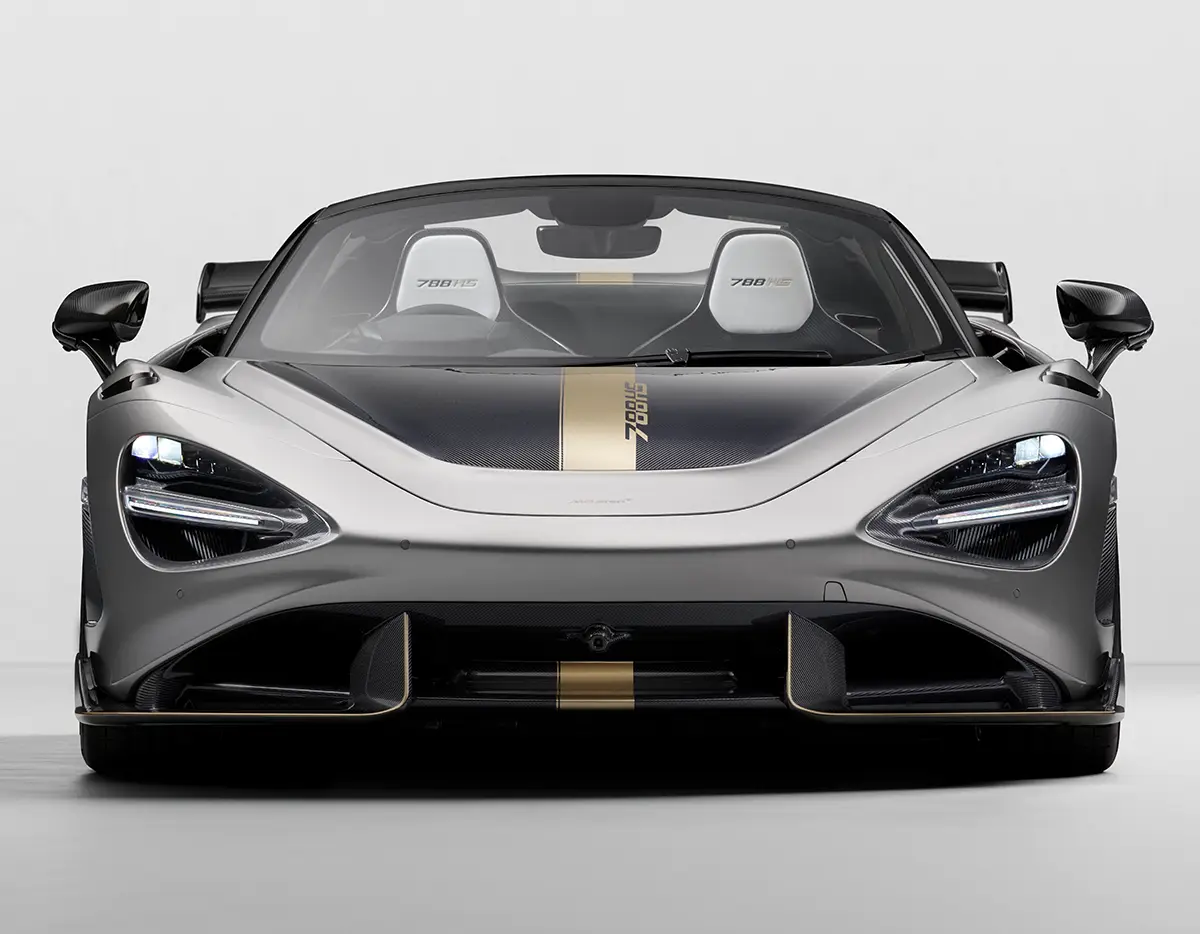 Perfekt symmetrische Frontalansicht des McLaren 788HS Spider mit brennenden LED-Scheinwerfern, aerodynamischem Frontsplitter und weissen Sportsitzen im Interieur. Foto: McLaren