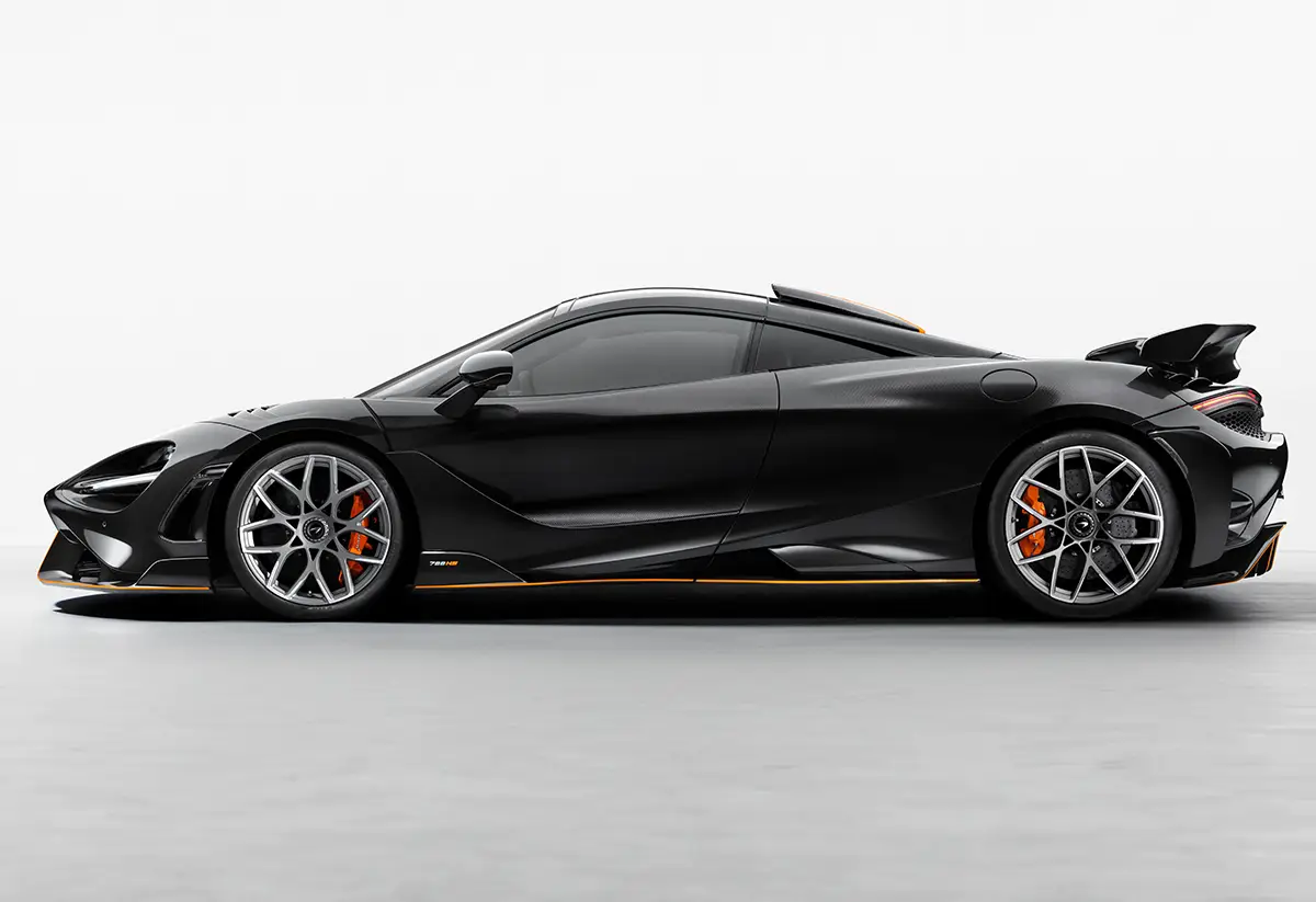 Reines Seitenprofil des geschlossenen McLaren 788HS Coupés in glänzendem Schwarz mit orangefarbenen Kontrastlinien an den Schwellern und grossen, geschmiedeten Zentralverschluss-Felgen vor orangen Bremssätteln. Foto: McLaren