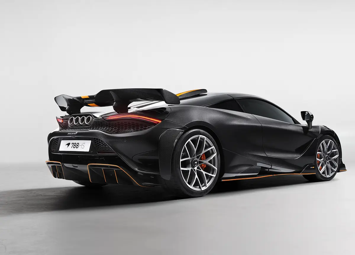 Heckseitenansicht des exklusiven McLaren 788HS in mattem Kohlefaser-Look auf hellem Hintergrund mit Blick auf das Titan-Abgassystem mit vier Endrohren, den F1-Diffusor und den grossen aktiven Heckspoiler.