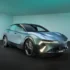 Schrägansicht von vorne auf das futuristische, silber-grün schimmernde Crossover-Konzeptfahrzeug Renault Emblème im Fotostudio.
