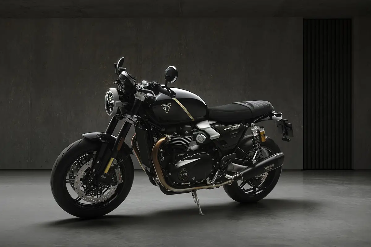Dreiviertelansicht von vorne auf die Triumph Speed Twin 1200 TFC mit rundem Scheinwerfer, Brembo Stylema-Bremsen und goldener Öhlins-Gabel.