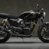 Seitenansicht der edlen, schwarzen Triumph Speed Twin 1200 TFC im minimalistischen Fotostudio mit Akrapovič-Auspuff und Öhlins-Fahrwerk.