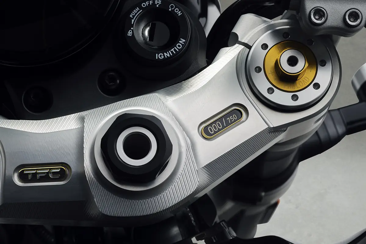 Detailansicht der gefrästen oberen Gabelbrücke der Triumph Speed Twin 1200 TFC mit eingelassenem TFC-Logo und individueller Seriennummer.