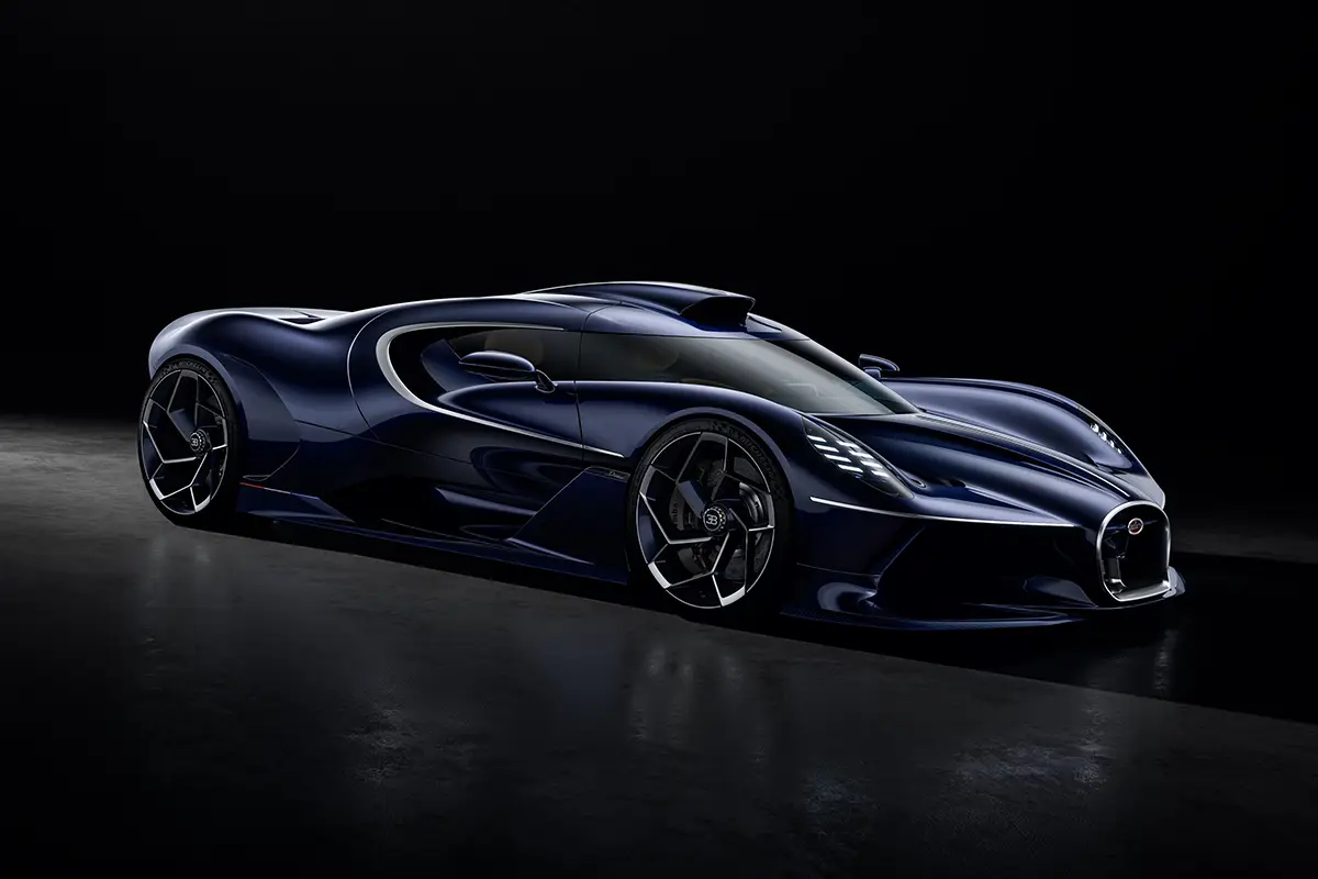 Vorderdreiviertelansicht des Bugatti Destrier im Studio, die die geschwungene Linienführung hin zum Hufeisenkühler zeigt.