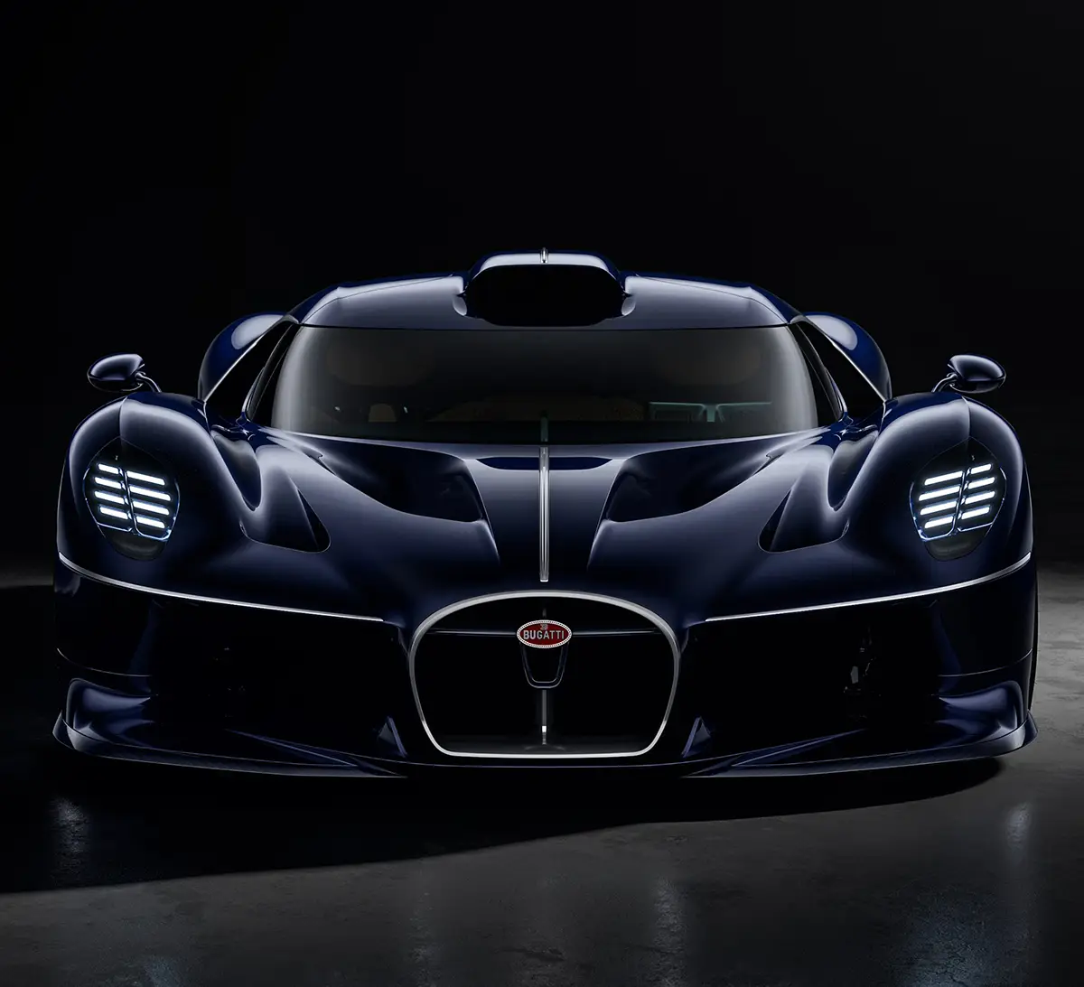 Die markante Frontansicht des Bugatti Destrier mit breitem Hufeisengrill und horizontal geschlitzten LED-Scheinwerfern.