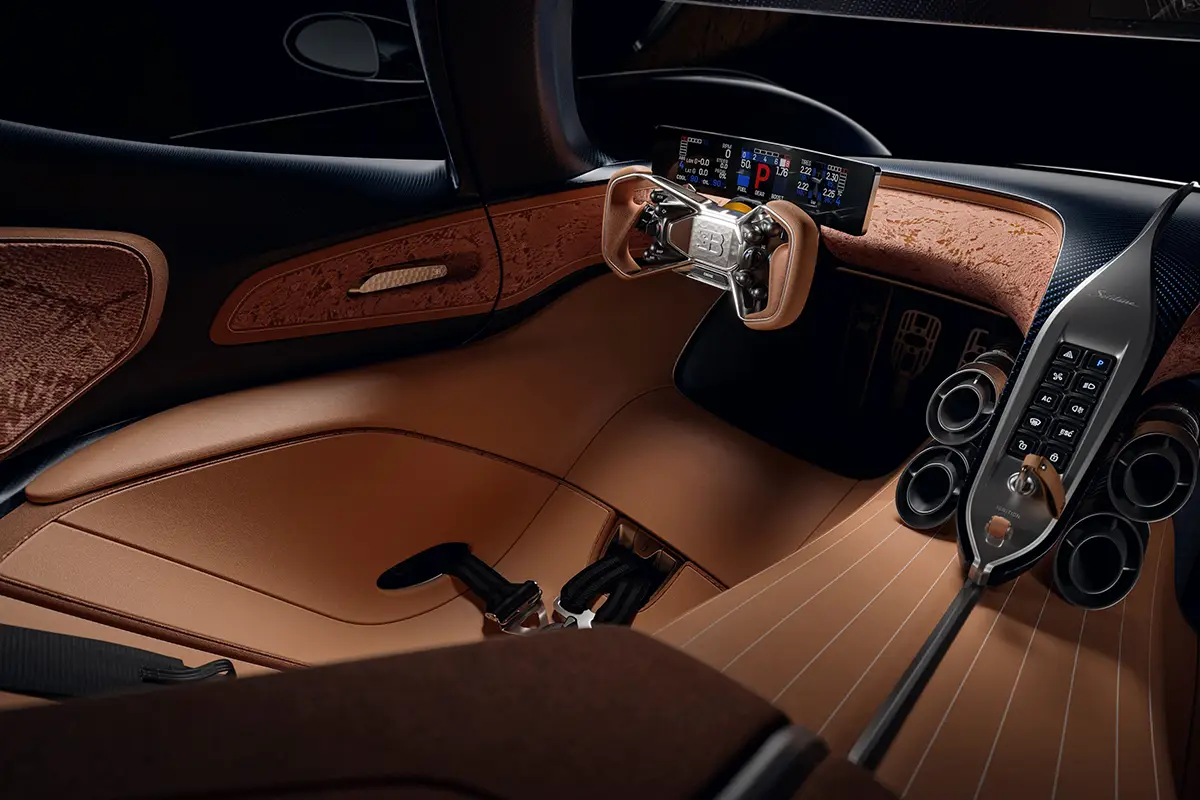 Blick in das luxuriöse Cockpit des Bugatti Destrier mit braunem Leder, Nubuk-Oberflächen und dem eckigen Rennlenkrad.
