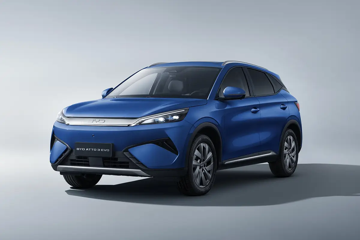 Frontansicht des blauen BYD Atto 3 Evo Kompakt-SUVs im Studio.