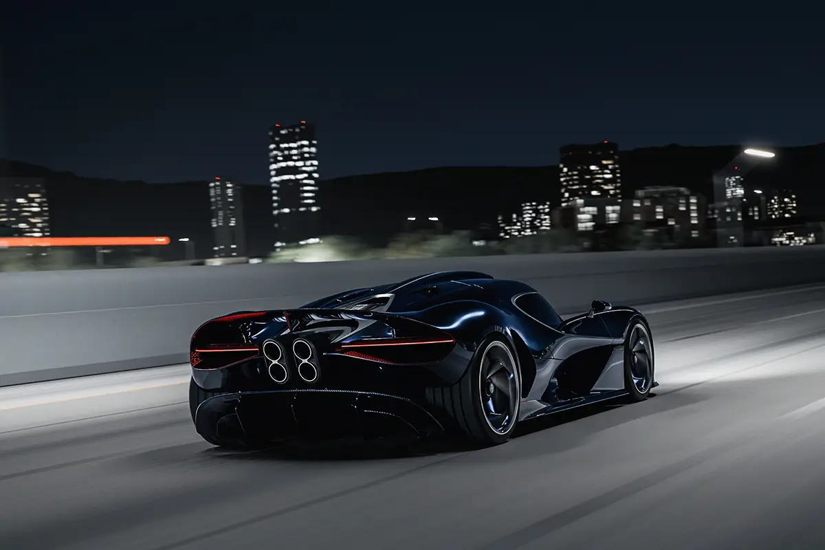 Heckansicht des Bugatti Destrier mit durchgehendem roten Leuchtenband und der Startnummer 38 im nächtlichen Fahrbetrieb.