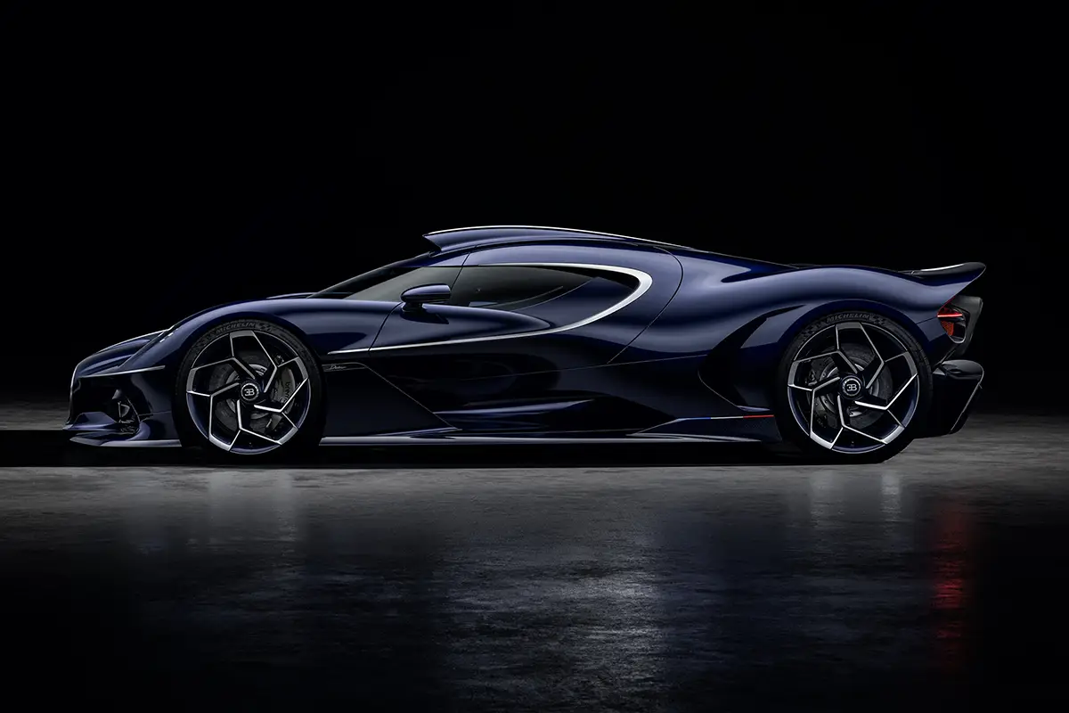 Das extrem flache Seitenprofil des tiefblauen Bugatti Destrier mit der markanten, verchromten C-Line-Seitenfensterrahmung.