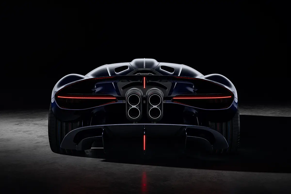 Das martialische Heck des Bugatti Destrier mit vier zentralen, quadratisch angeordneten Auspuffendrohren und gewaltigem Diffusor.