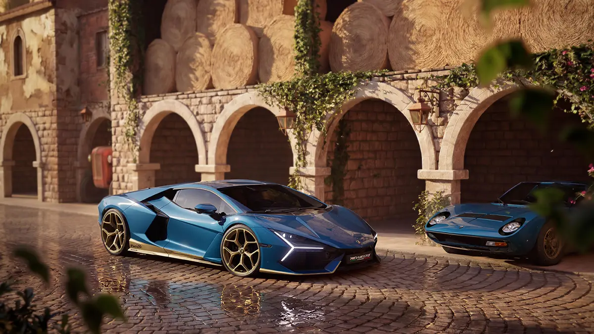 Ein tiefblauer Lamborghini Revuelto im Farbton Blu Tahiti steht auf nassem Kopfsteinpflaster vor den historischen Torbögen eines Anwesens.