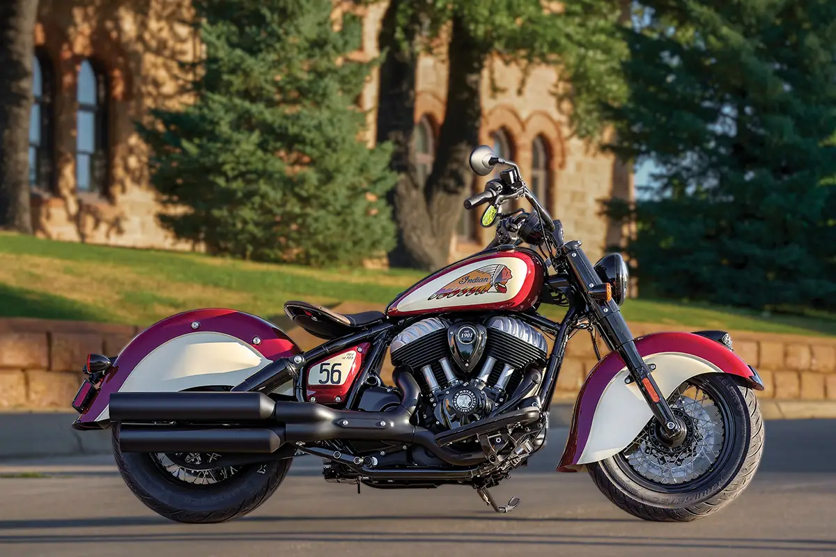 Seitenansicht der limitierten Indian Chief Vintage Sturgis SD Edition mit klassischer Zweifarblackierung und der Startnummer 56.