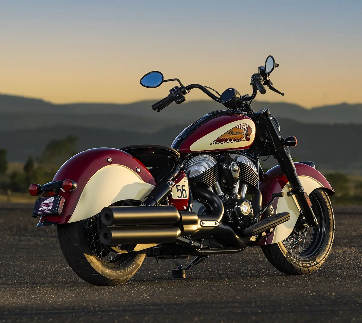 Heckdreiviertelansicht der Indian Chief Vintage Sturgis SD Edition mit verchromtem Doppelauspuff und Solositz in der Abendsonne.