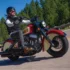 Fahrer auf der rot-cremefarbenen Indian Chief Vintage Sturgis SD Edition beim Cruisen auf einer Landstrasse.