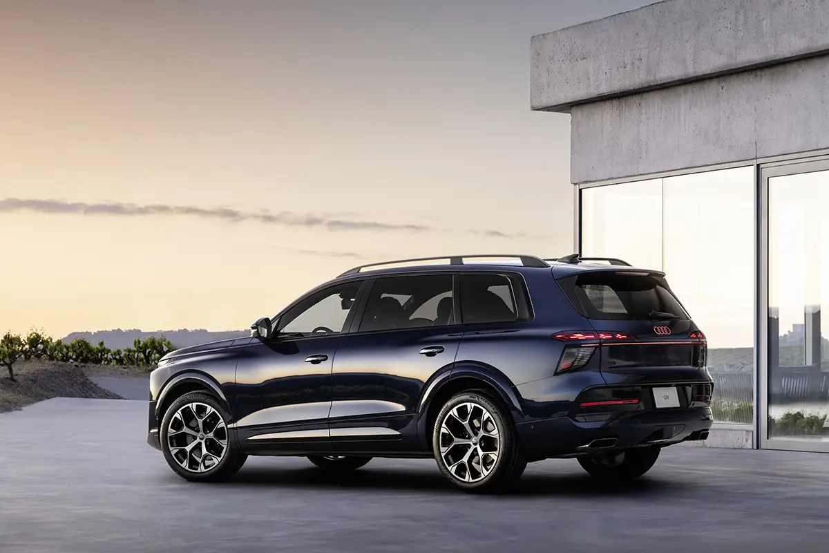 Seitenprofil des 5,31 Meter langen Audi Q9 Luxus-SUVs mit Dachreling auf grossen Leichtmetallrädern.