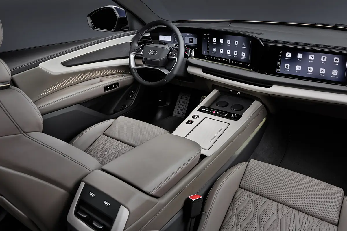 Fahrer-Cockpit des Audi Q9 mit digitaler Drei-Display-Landschaft inklusive serienmässigem Beifahrerscreen.