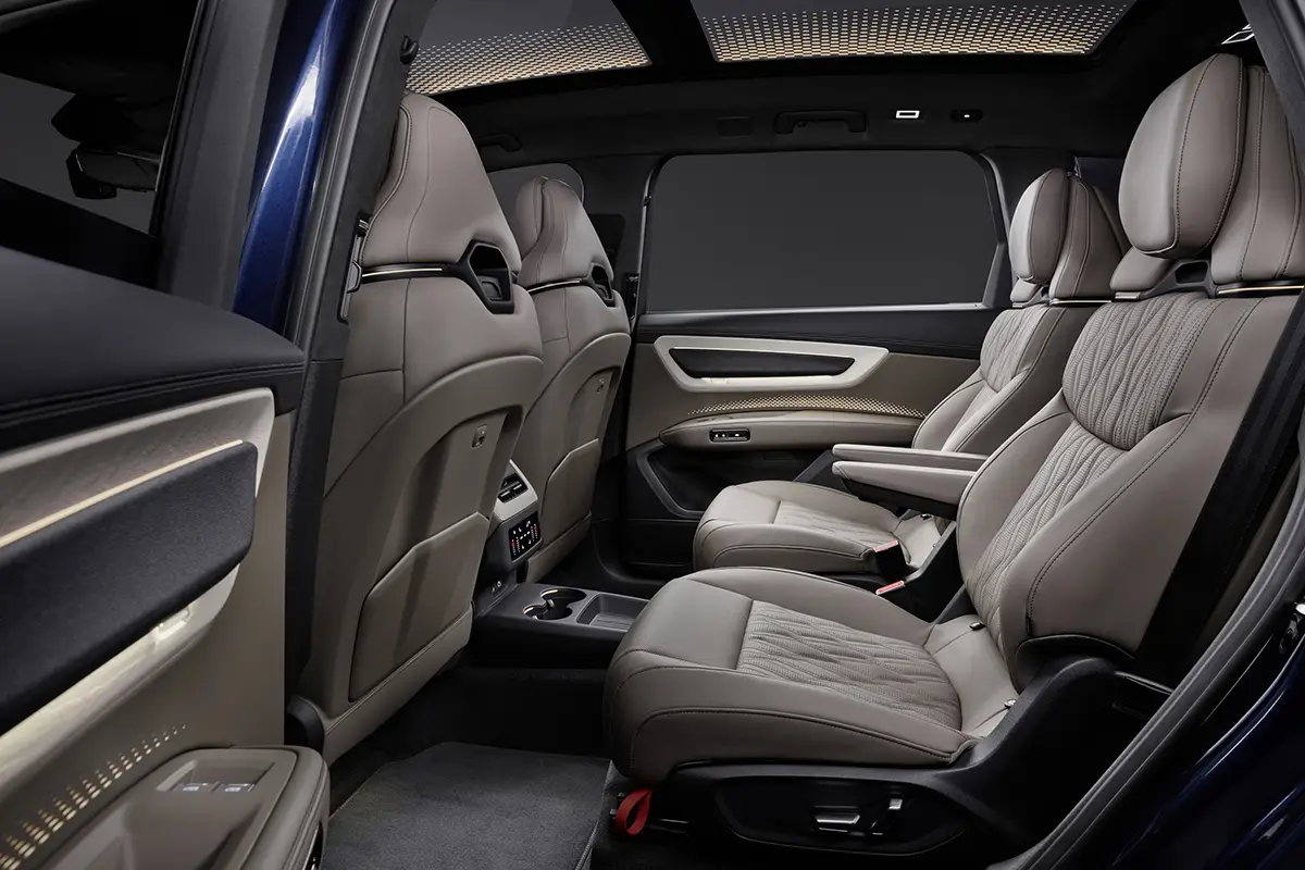 Seitenansicht der zweiten Sitzreihe im Audi Q9 mit zwei elektrisch verstellbaren Einzelsitzen im Chauffeurs-Setup.