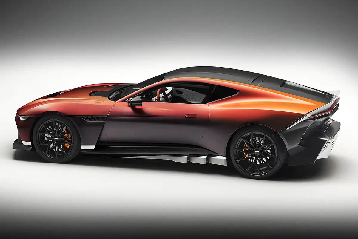 Seitenprofil des Aston Martin Valen mit langer Frontmotor-Haube, flachem Coupé-Dach und schwarzen Leichtmetallfelgen.
