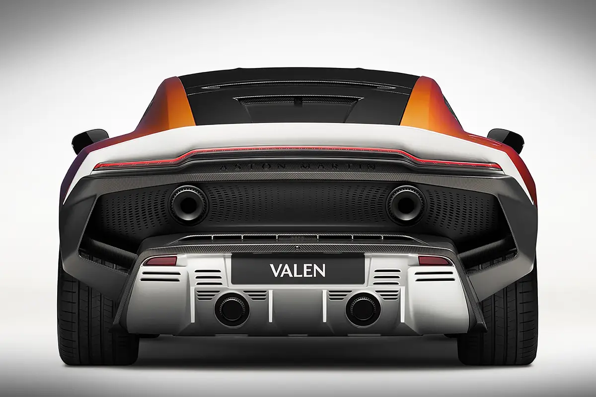 Direkte Heckansicht des Aston Martin Valen mit markantem Diffusor, durchgehendem LED-Leuchtenband und vierflutiger Titan-Auspuffanlage.