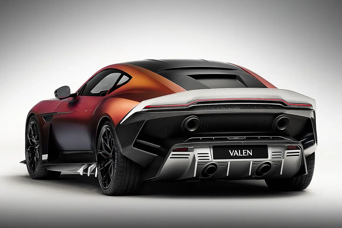 Heckdreiviertelansicht des Aston Martin Valen mit Fokus auf die breite Spur, die Heckklappe und die Aerodynamik-Elemente.