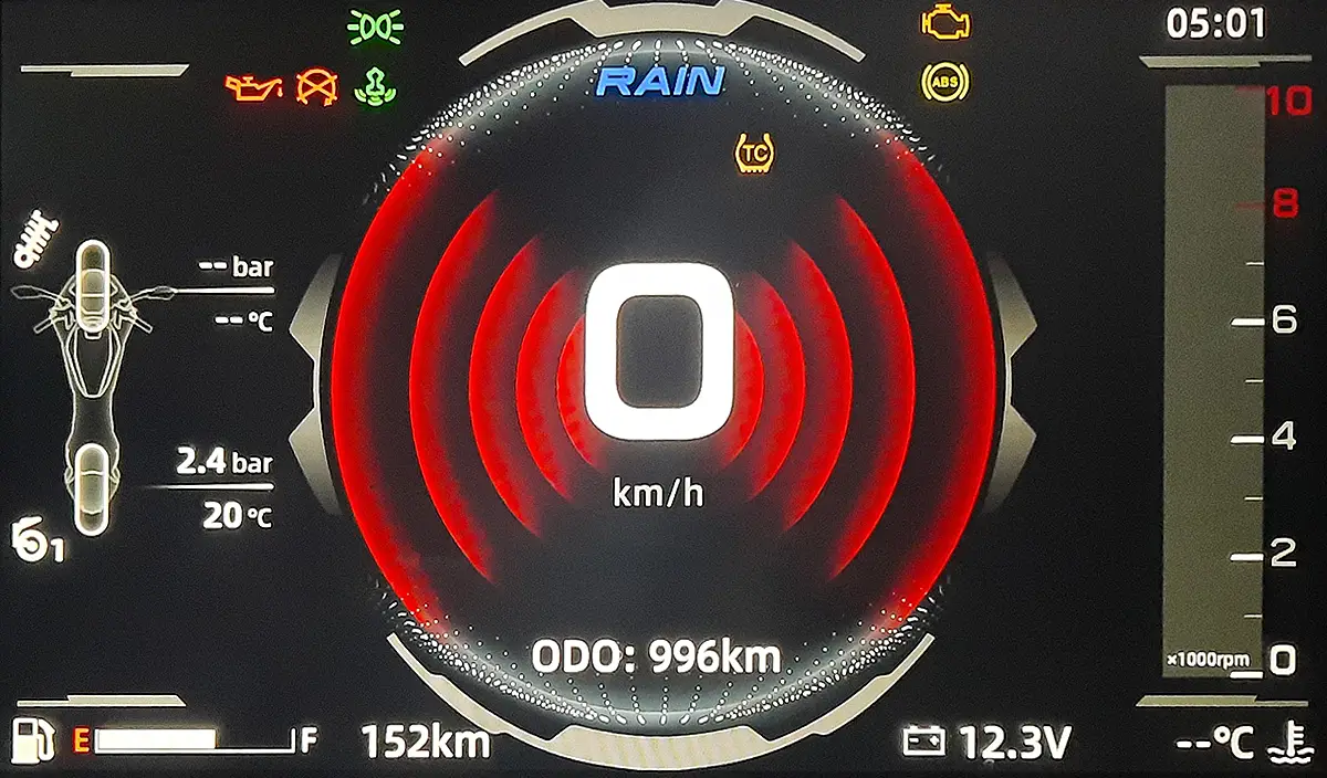 Detailaufnahme des digitalen 8-Zoll-TFT-Farbdisplays der CF Moto 800 MT-ES im Cockpit.