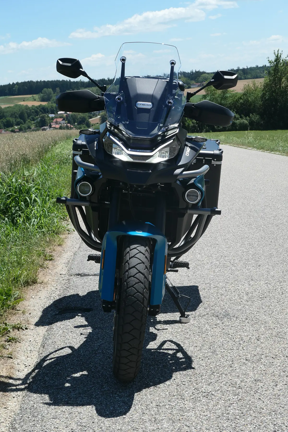 Frontalansicht der CF Moto 800 MT-ES mit hohem Windschild, Sturzbügeln und LED-Zusatzscheinwerfern.