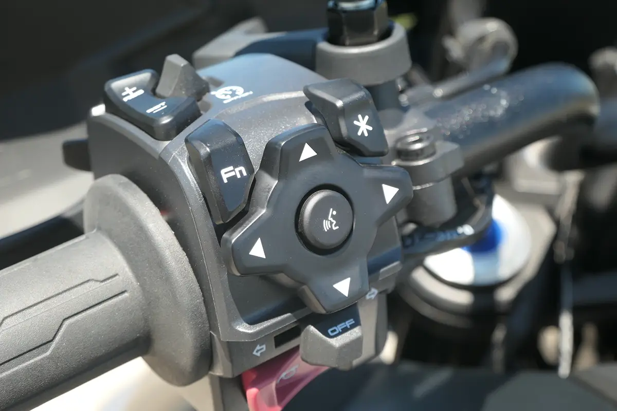 Nahaufnahme der linken Lenkerarmatur der CF Moto 800 MT-ES mit zahlreichen Steuertasten und Joystick.